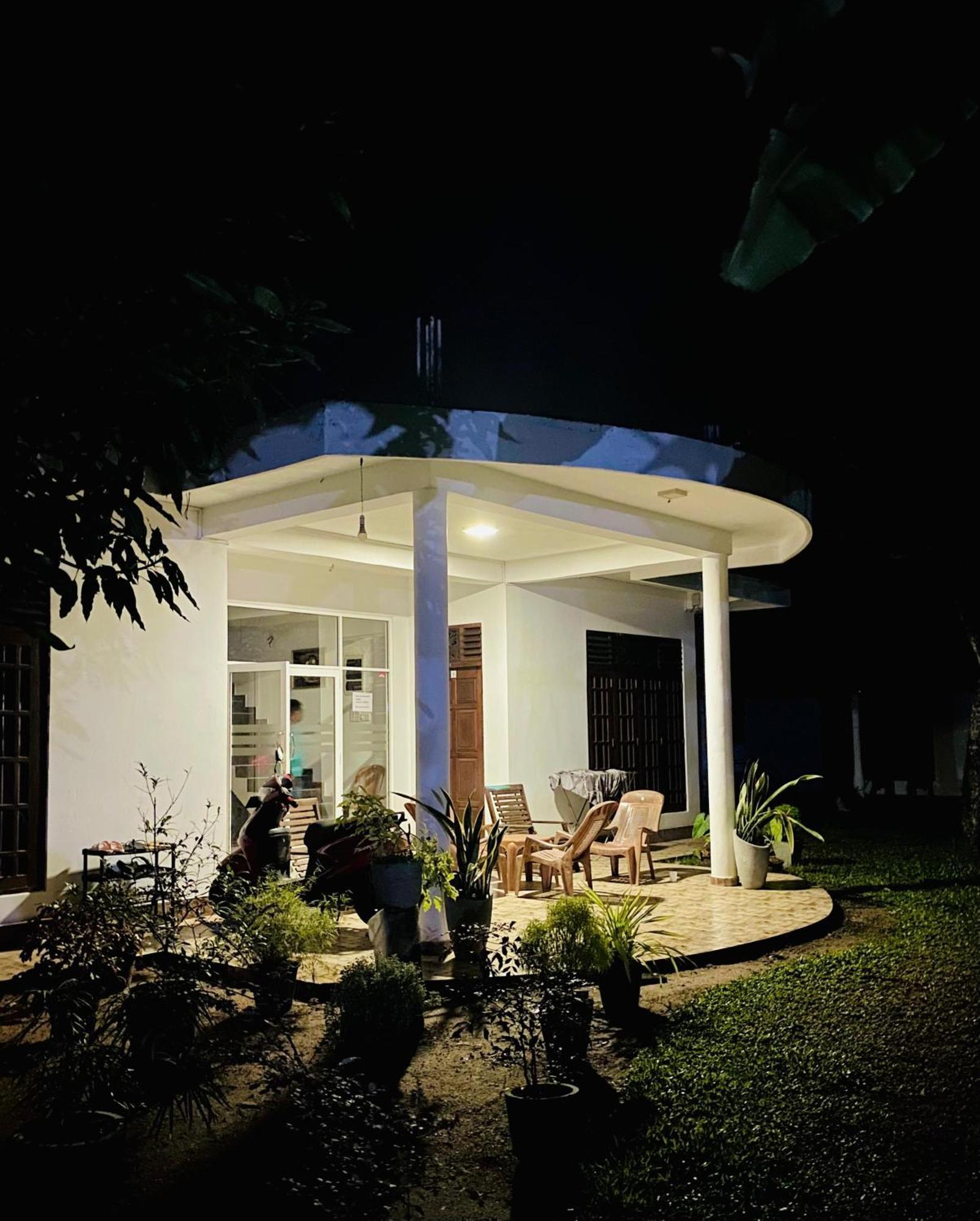 Sasmika Villa Surf And Yoga Hostel Weligama Dış mekan fotoğraf