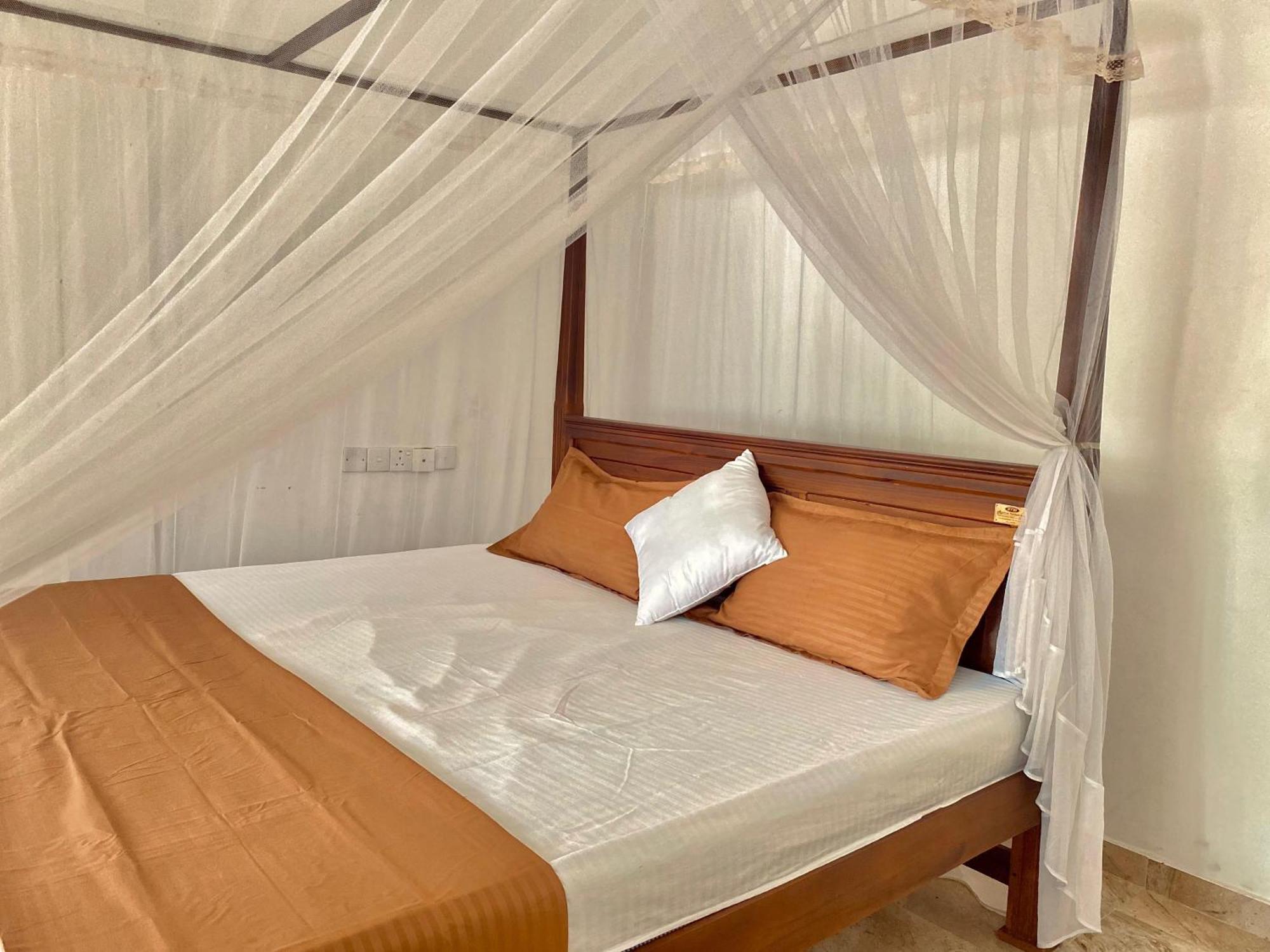 Sasmika Villa Surf And Yoga Hostel Weligama Dış mekan fotoğraf